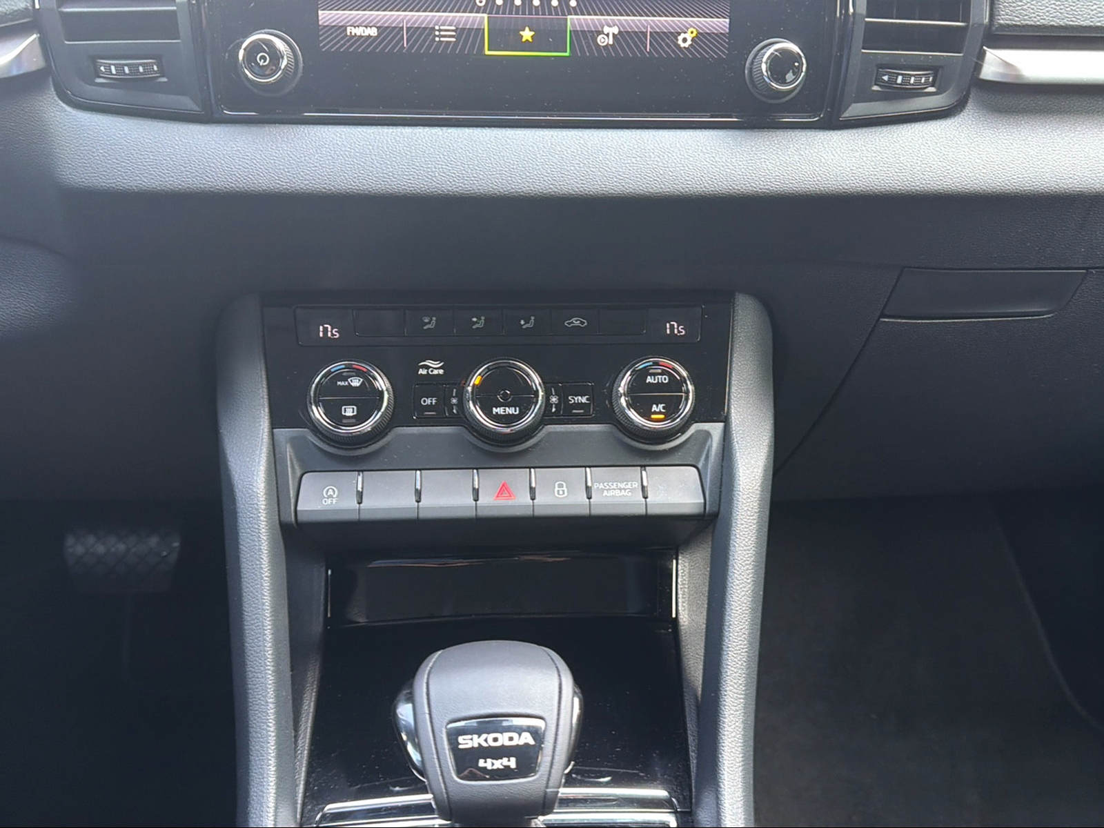 SKODA Karoq 2.0 TDI CR Selection 4x4 DSG-image-15