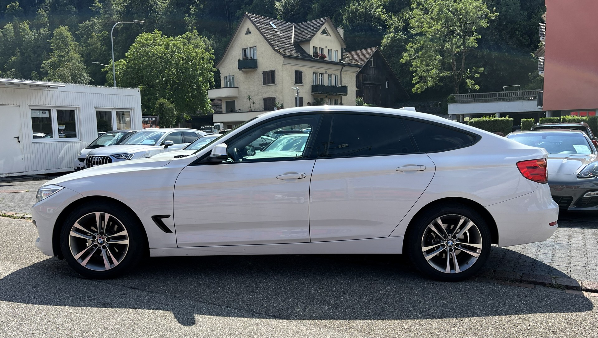 BMW 320d GT Sport Line Steptronic-showroom-element-1