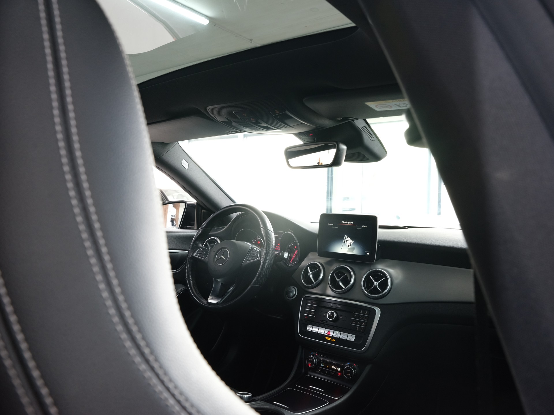 MERCEDES-BENZ CLA Shooting Brake 200 AMG Line 7G-DCT *Panorama* *Rückfahrkamera* *Night Star*-image-25