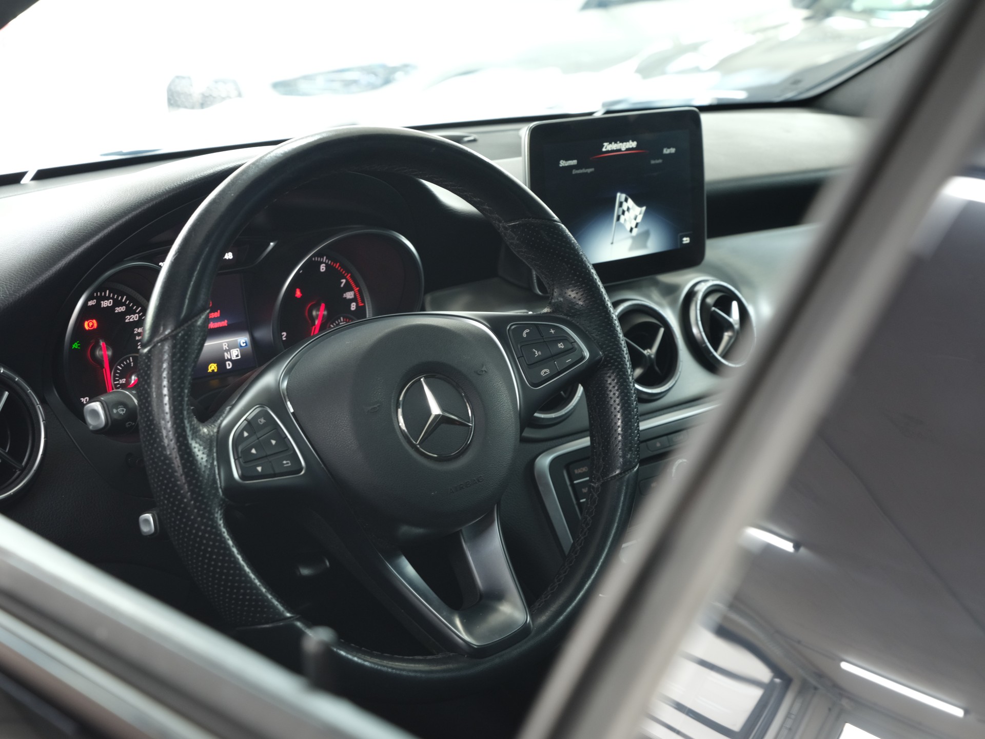 MERCEDES-BENZ CLA Shooting Brake 200 AMG Line 7G-DCT *Panorama* *Rückfahrkamera* *Night Star*-image-15