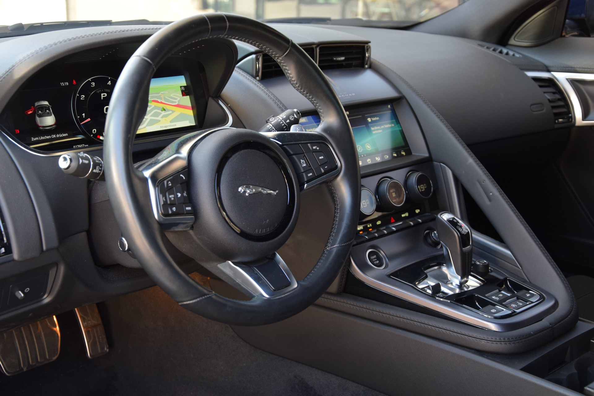 JAGUAR F-Type Convertible 2.0 I4 Automatik-image-6