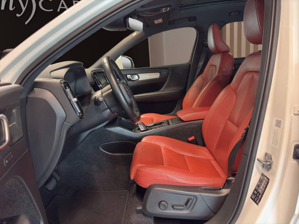 VOLVO XC40 T5 AWD Momentum Geartronic-image-5