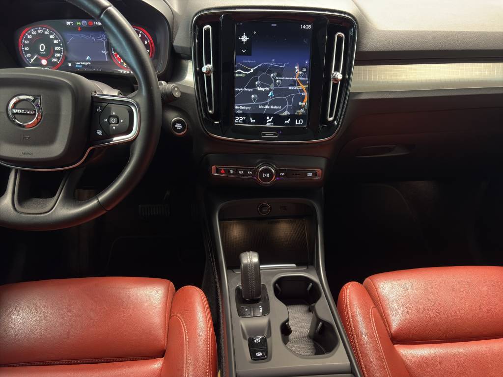 VOLVO XC40 T5 AWD Momentum Geartronic-image-14