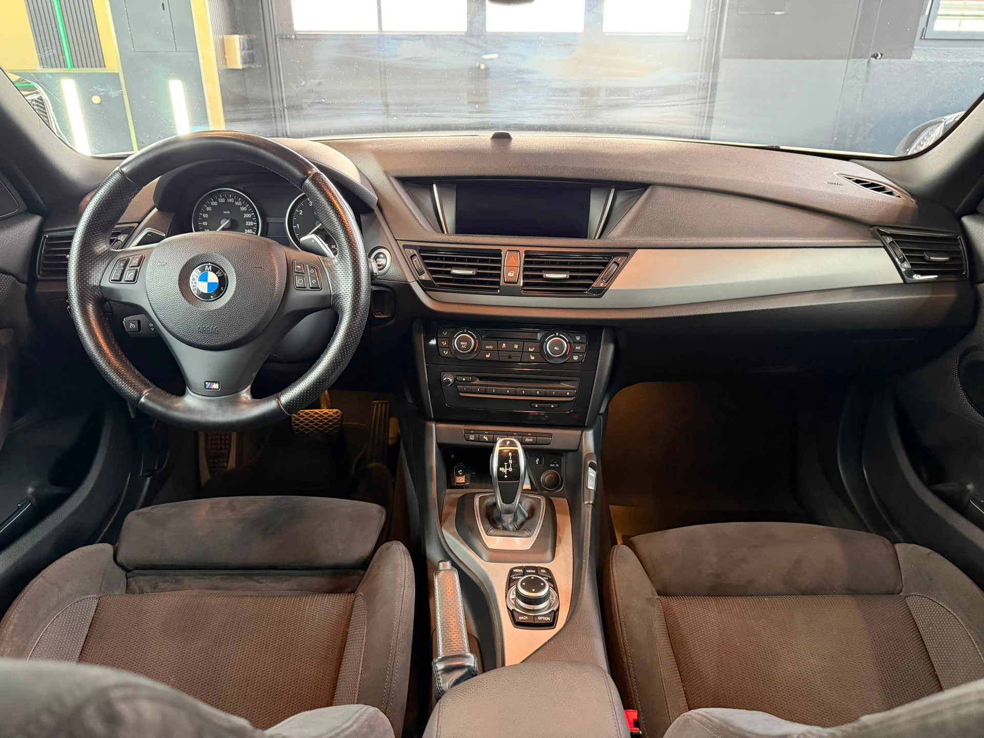 BMW X1 xDrive 28i Steptronic-image-12