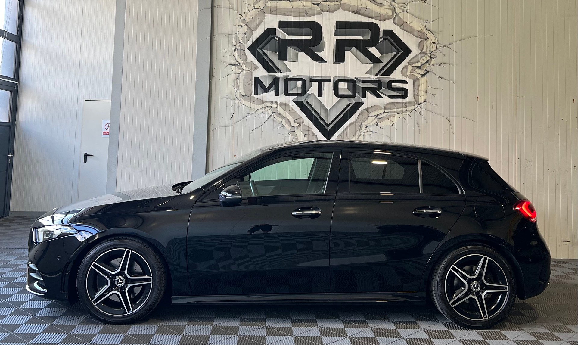 MERCEDES-BENZ A 220 AMG Line 7G-DCT 4Matic-image-1