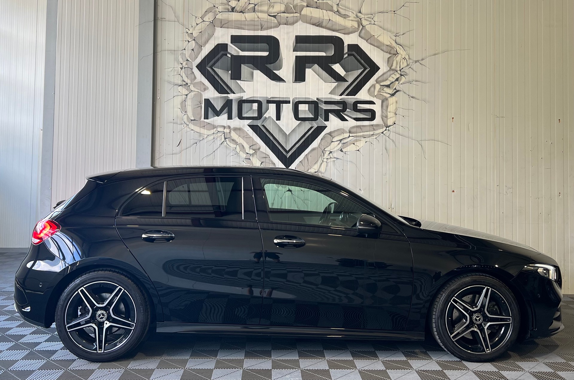 MERCEDES-BENZ A 220 AMG Line 7G-DCT 4Matic-image-4