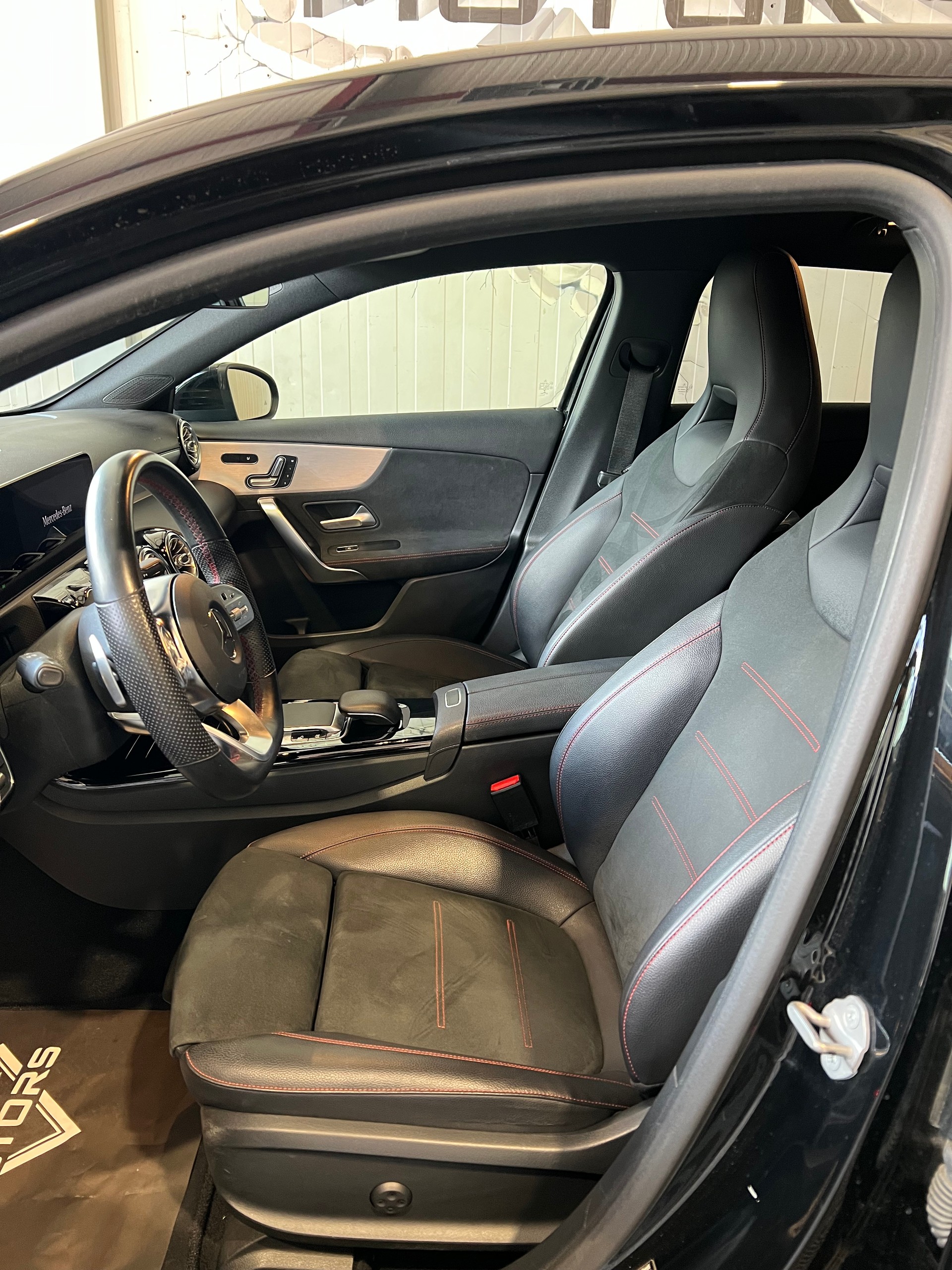 MERCEDES-BENZ A 220 AMG Line 7G-DCT 4Matic-image-13