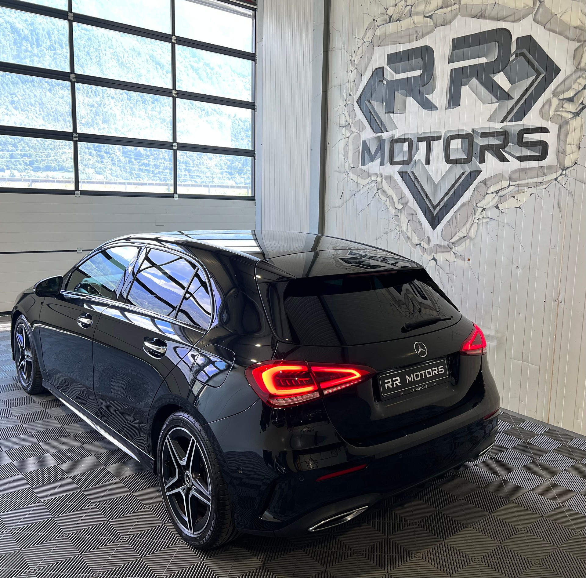MERCEDES-BENZ A 220 AMG Line 7G-DCT 4Matic-image-3