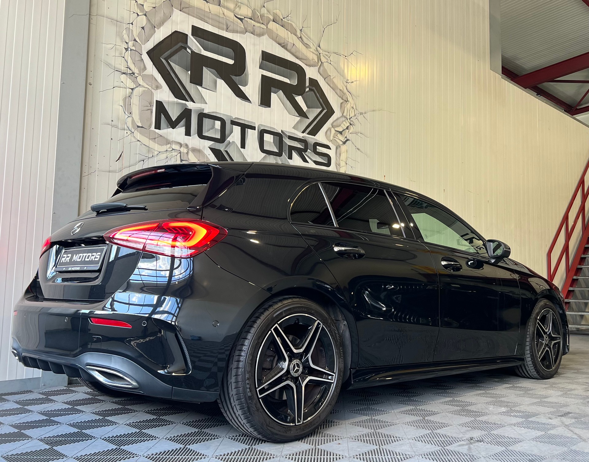 MERCEDES-BENZ A 220 AMG Line 7G-DCT 4Matic-image-2