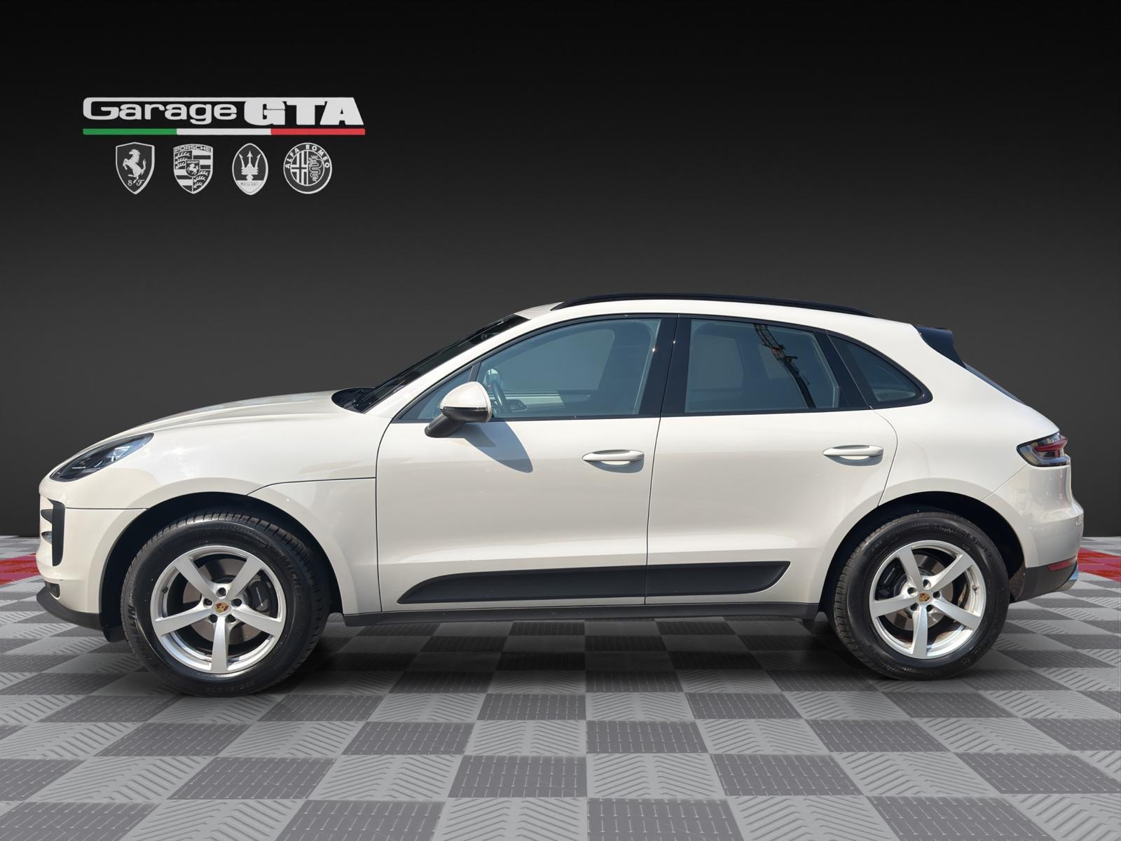 PORSCHE Macan PDK-showroom-element-1