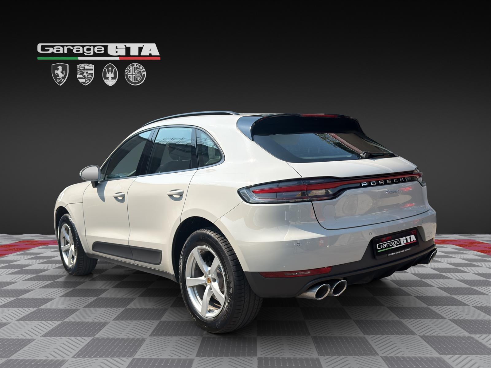 PORSCHE Macan PDK-showroom-element-2