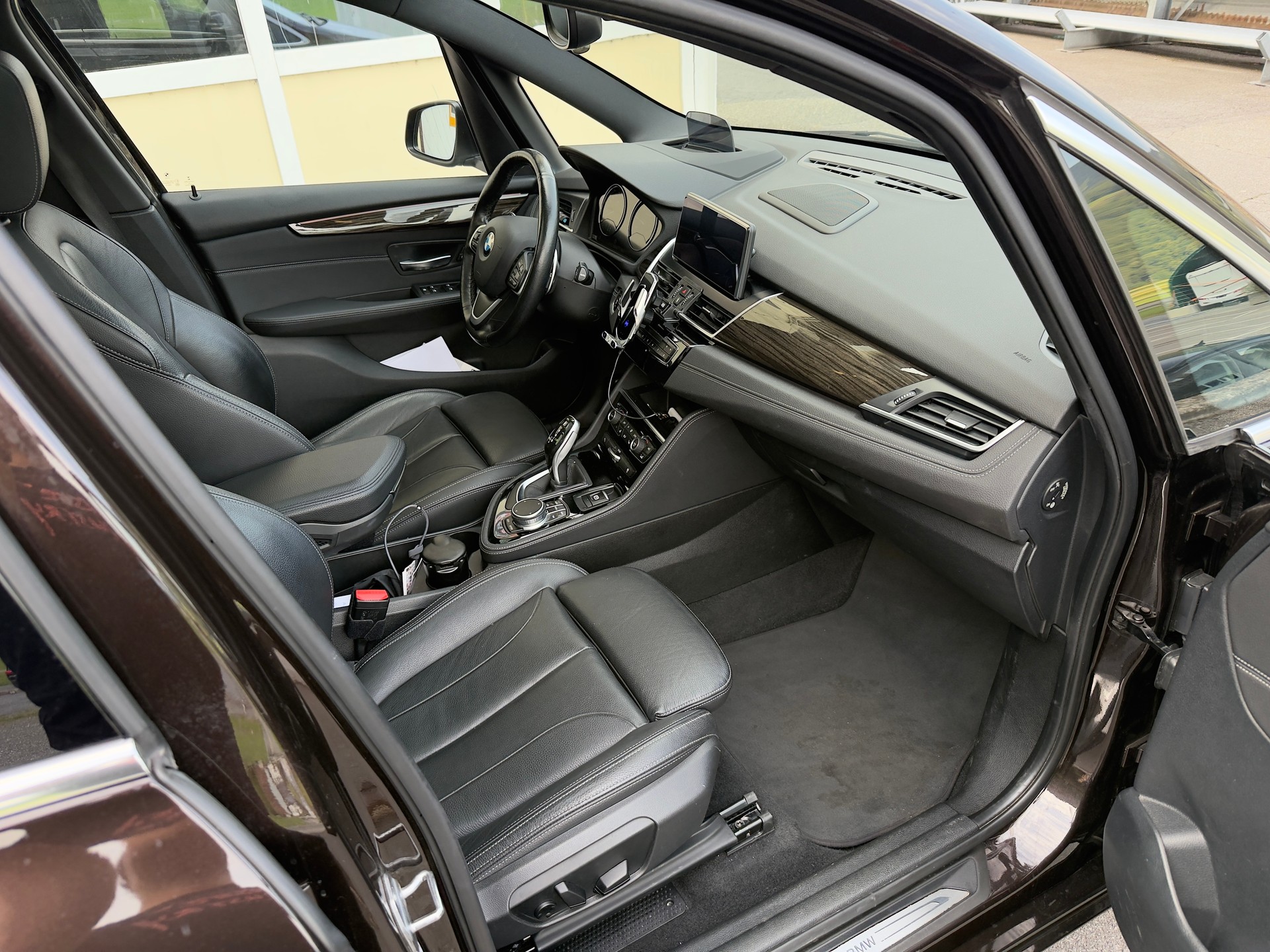 BMW 220i Gran Tourer M-Packet)-image-9