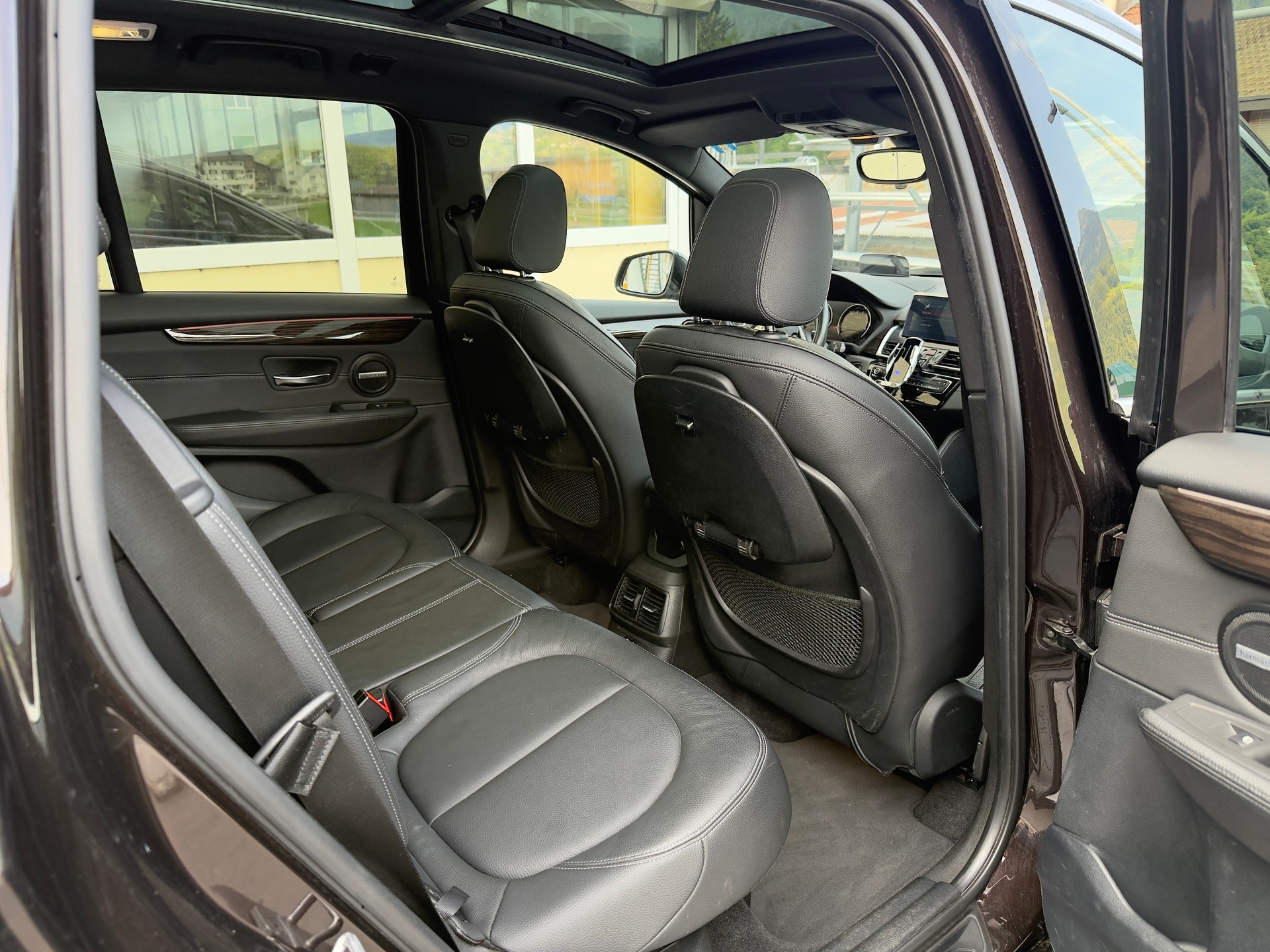 BMW 220i Gran Tourer M-Packet)-image-7
