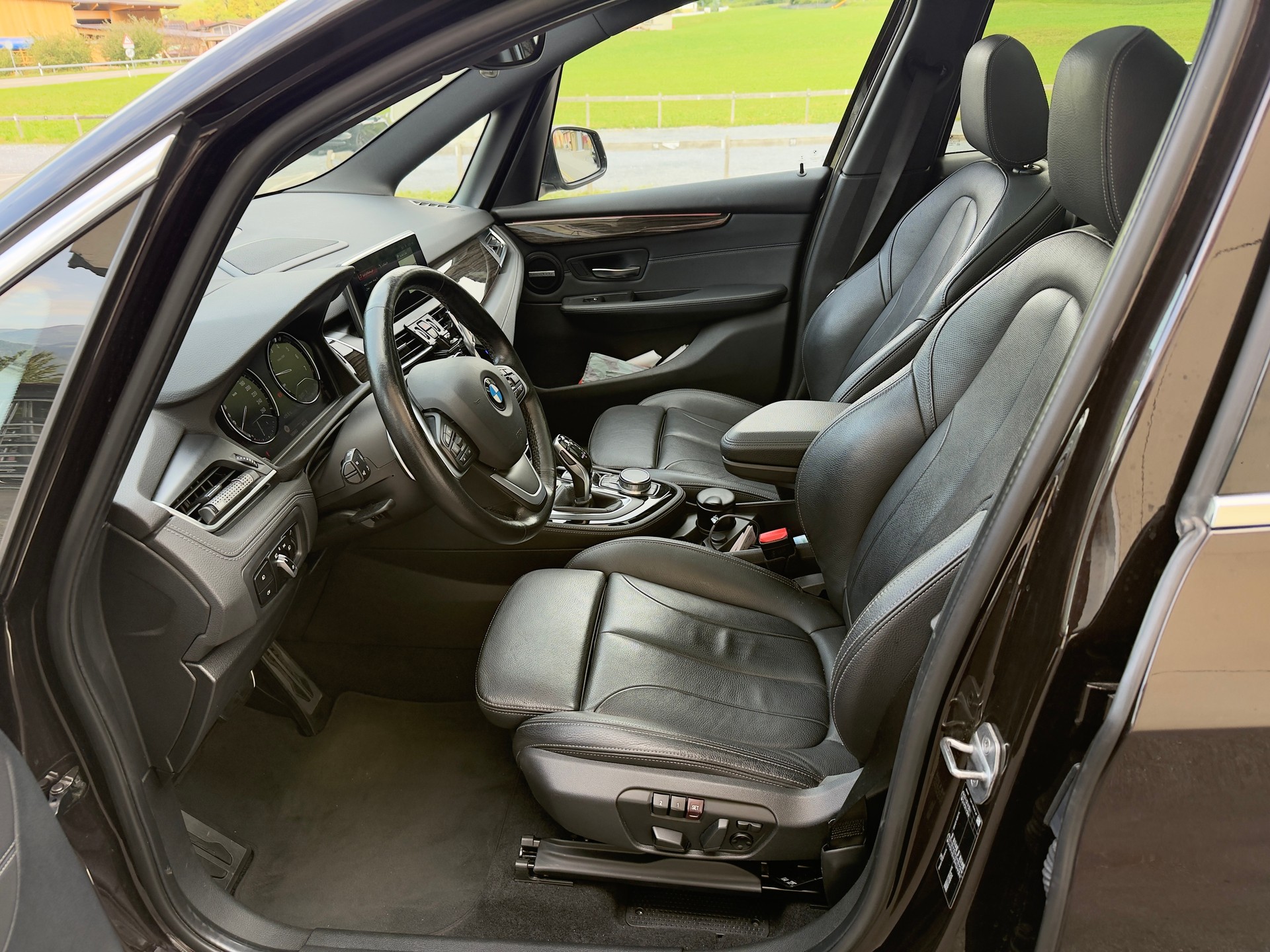 BMW 220i Gran Tourer M-Packet)-image-8