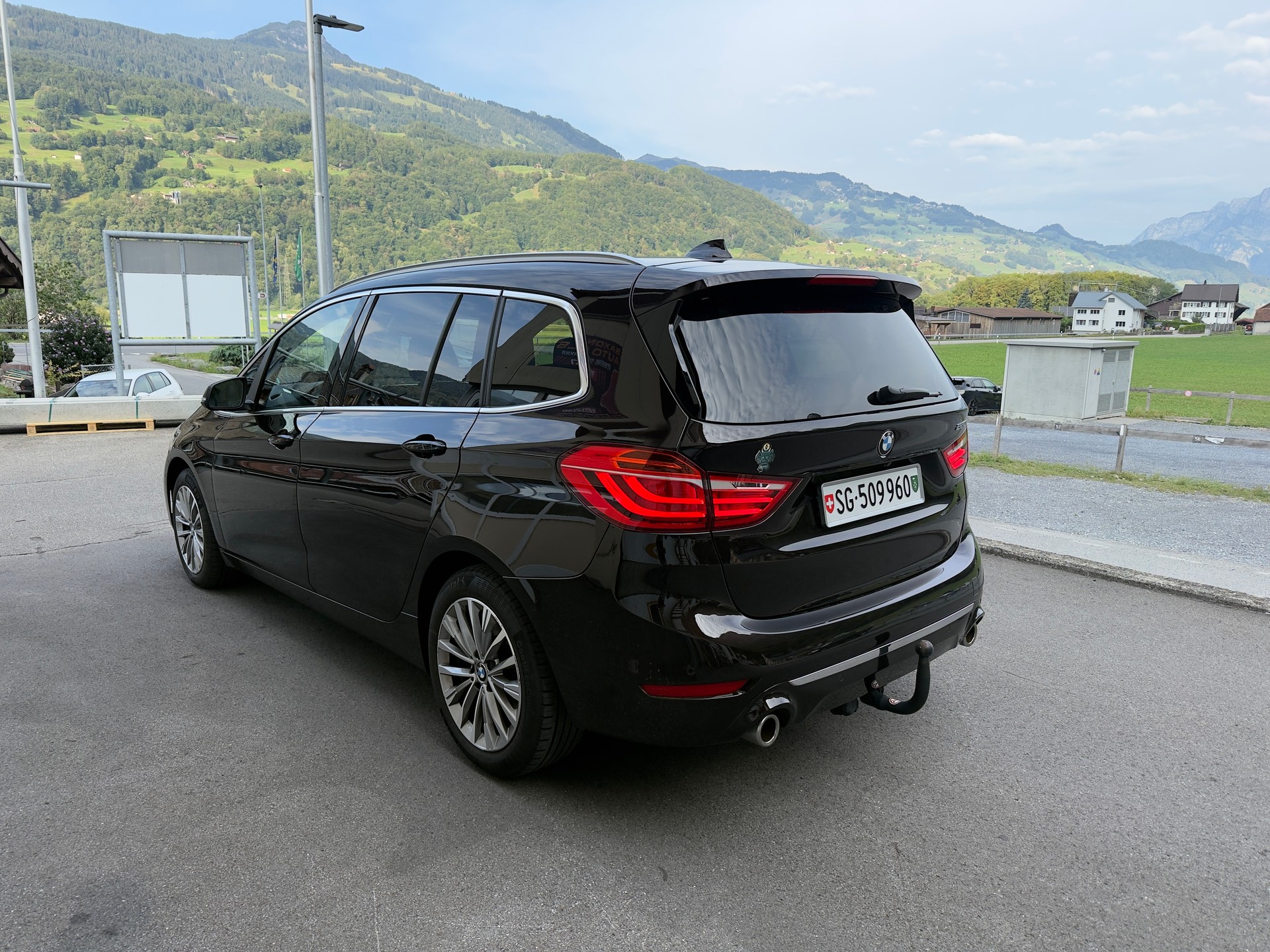 BMW 220i Gran Tourer M-Packet)-image-3
