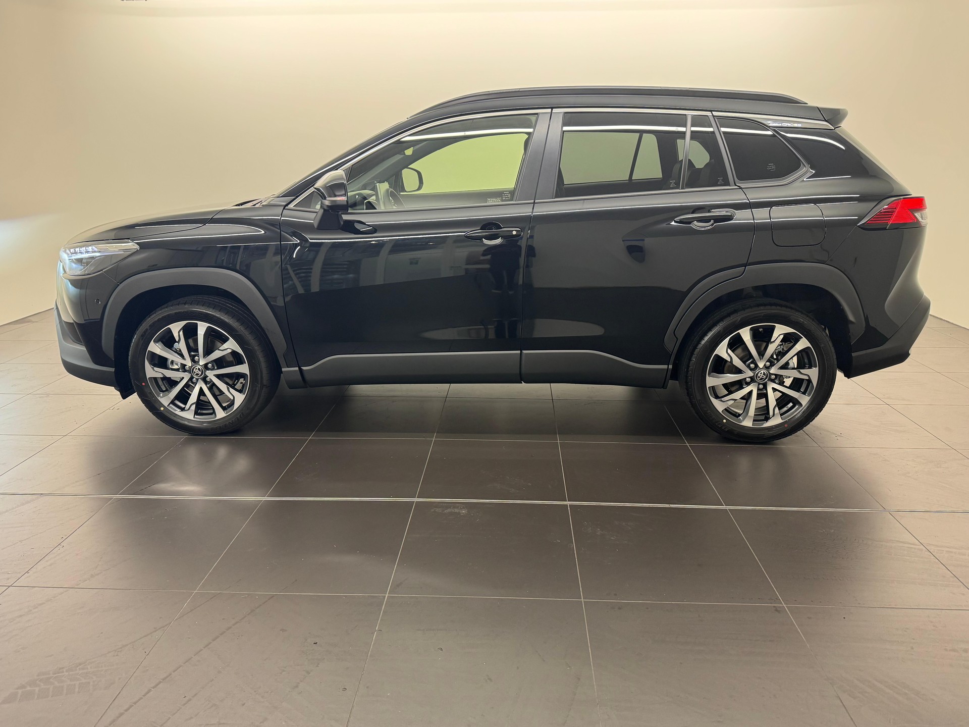 TOYOTA Corolla Cross 2.0 HSD Premium AWD-i-image-2