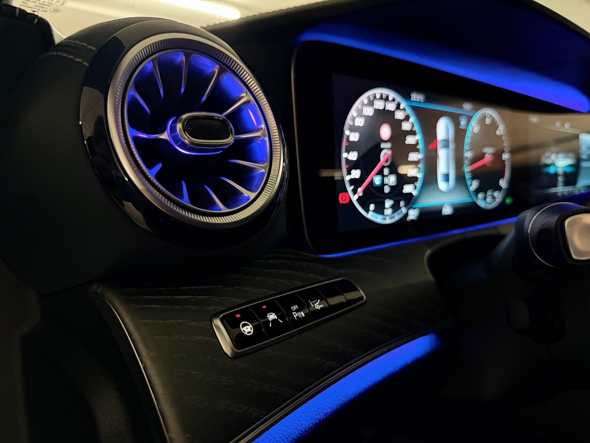MERCEDES-BENZ CLS 350 d AMG Line 4Matic 9G-Tronic-image-13