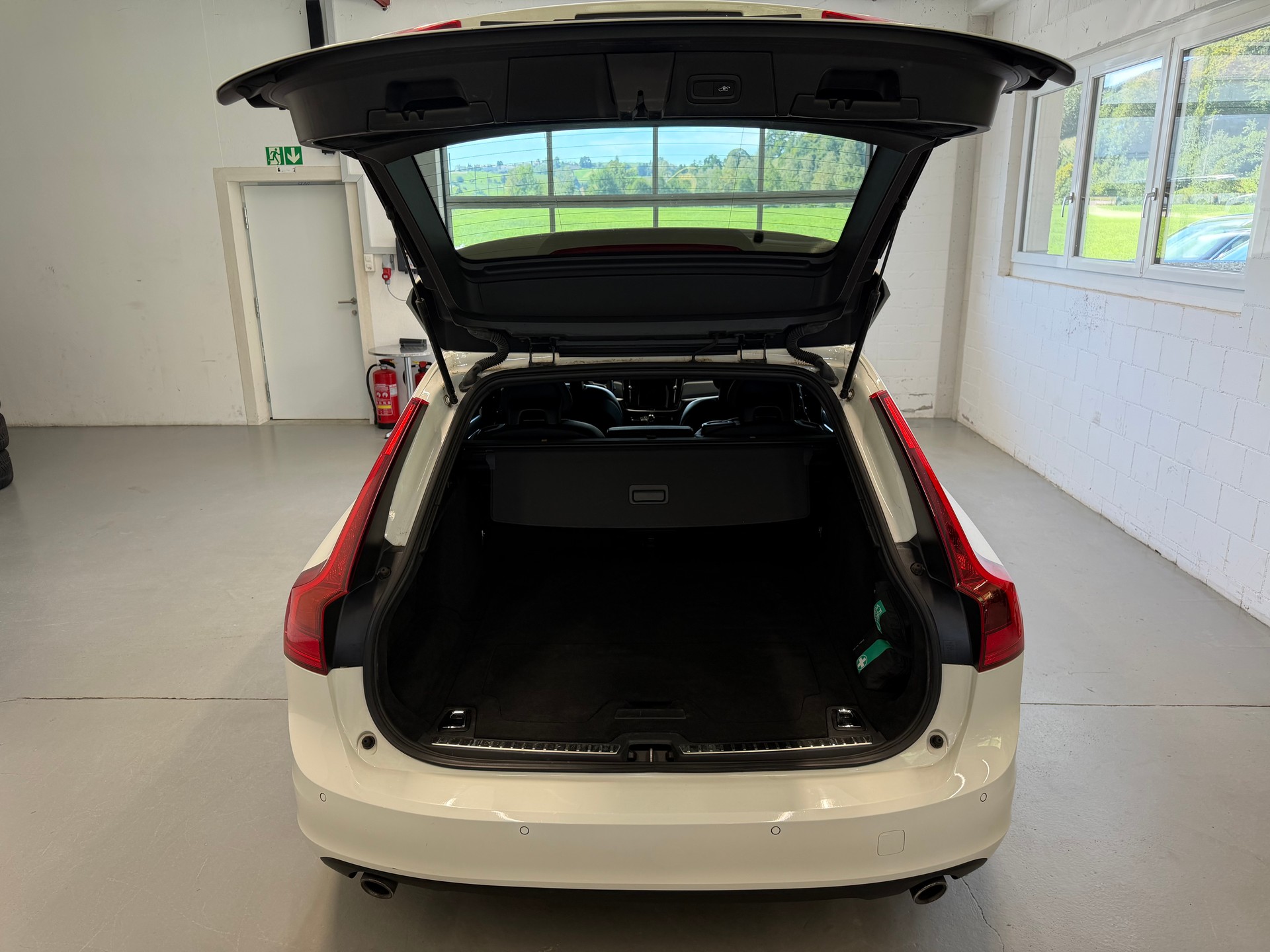VOLVO V90 D5 AWD Momentum Geartronic Powerpulse-image-15