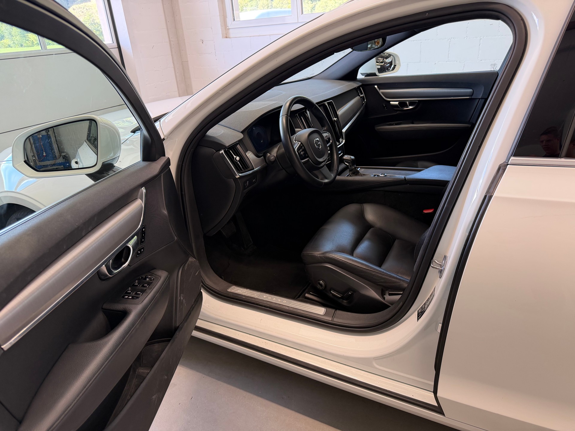 VOLVO V90 D5 AWD Momentum Geartronic Powerpulse-image-7