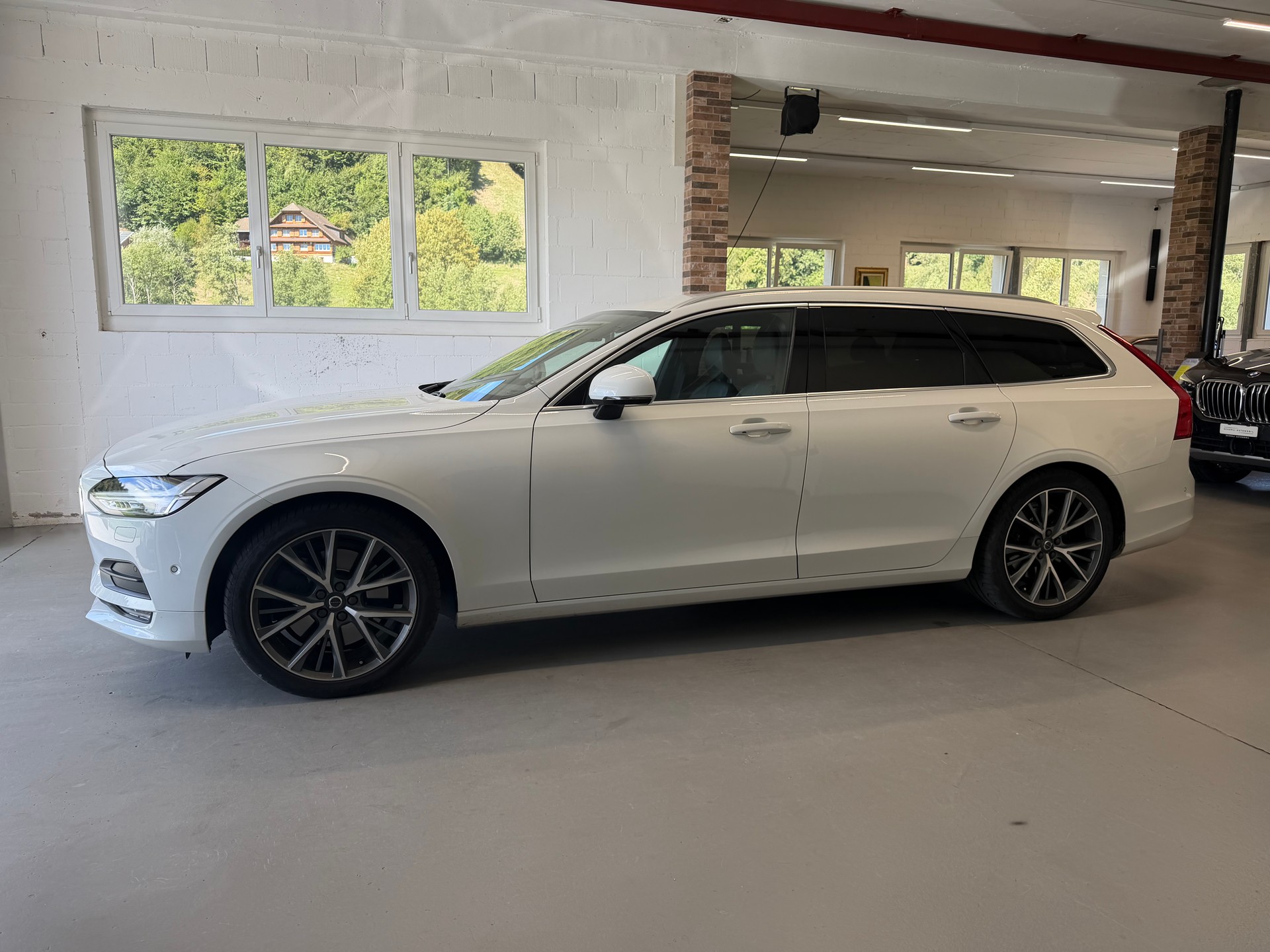 VOLVO V90 D5 AWD Momentum Geartronic Powerpulse-image-3