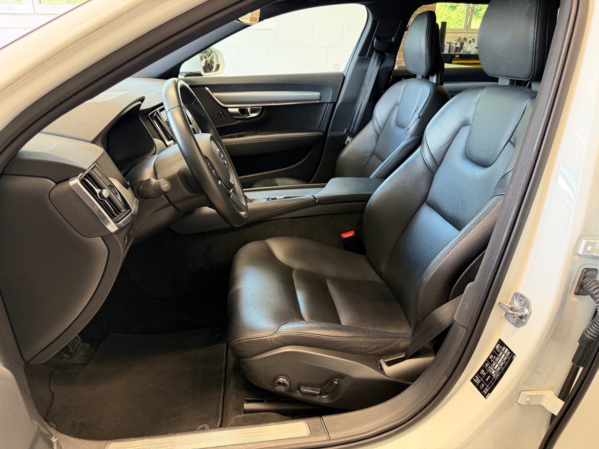 VOLVO V90 D5 AWD Momentum Geartronic Powerpulse-image-8