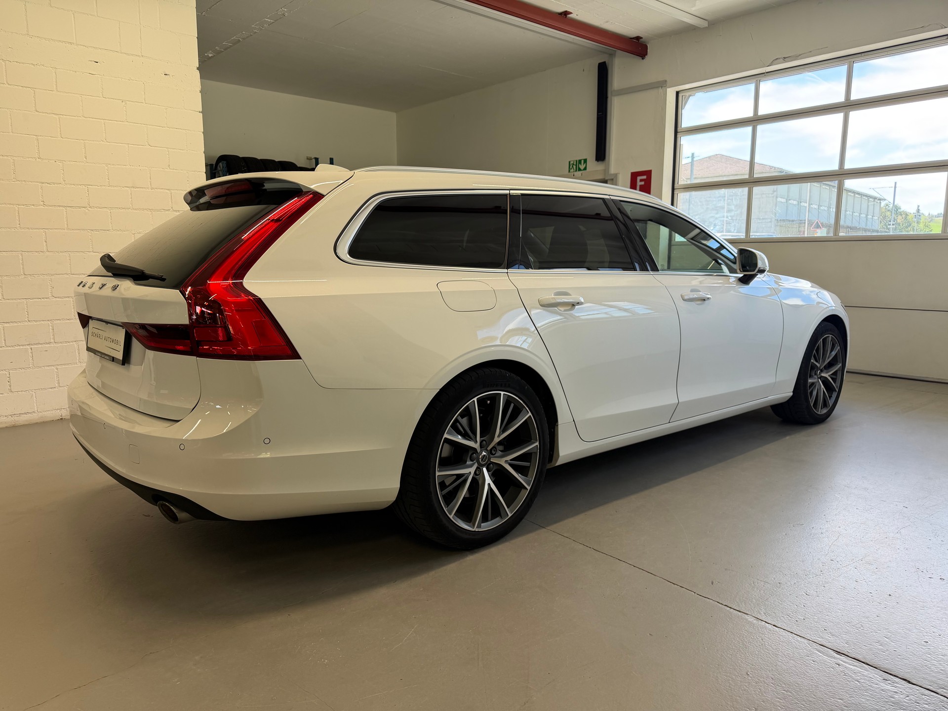 VOLVO V90 D5 AWD Momentum Geartronic Powerpulse-image-6