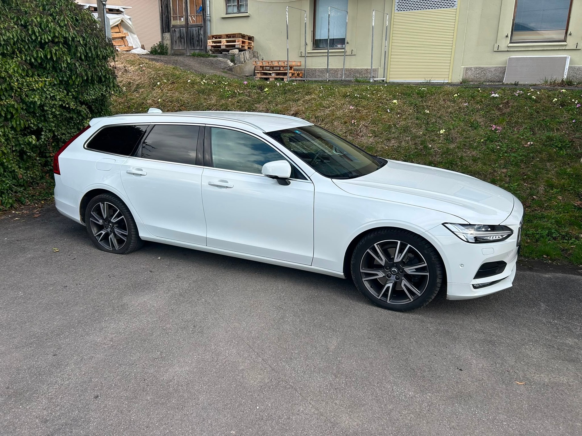 VOLVO V90 D5 AWD Momentum Geartronic Powerpulse-image-0