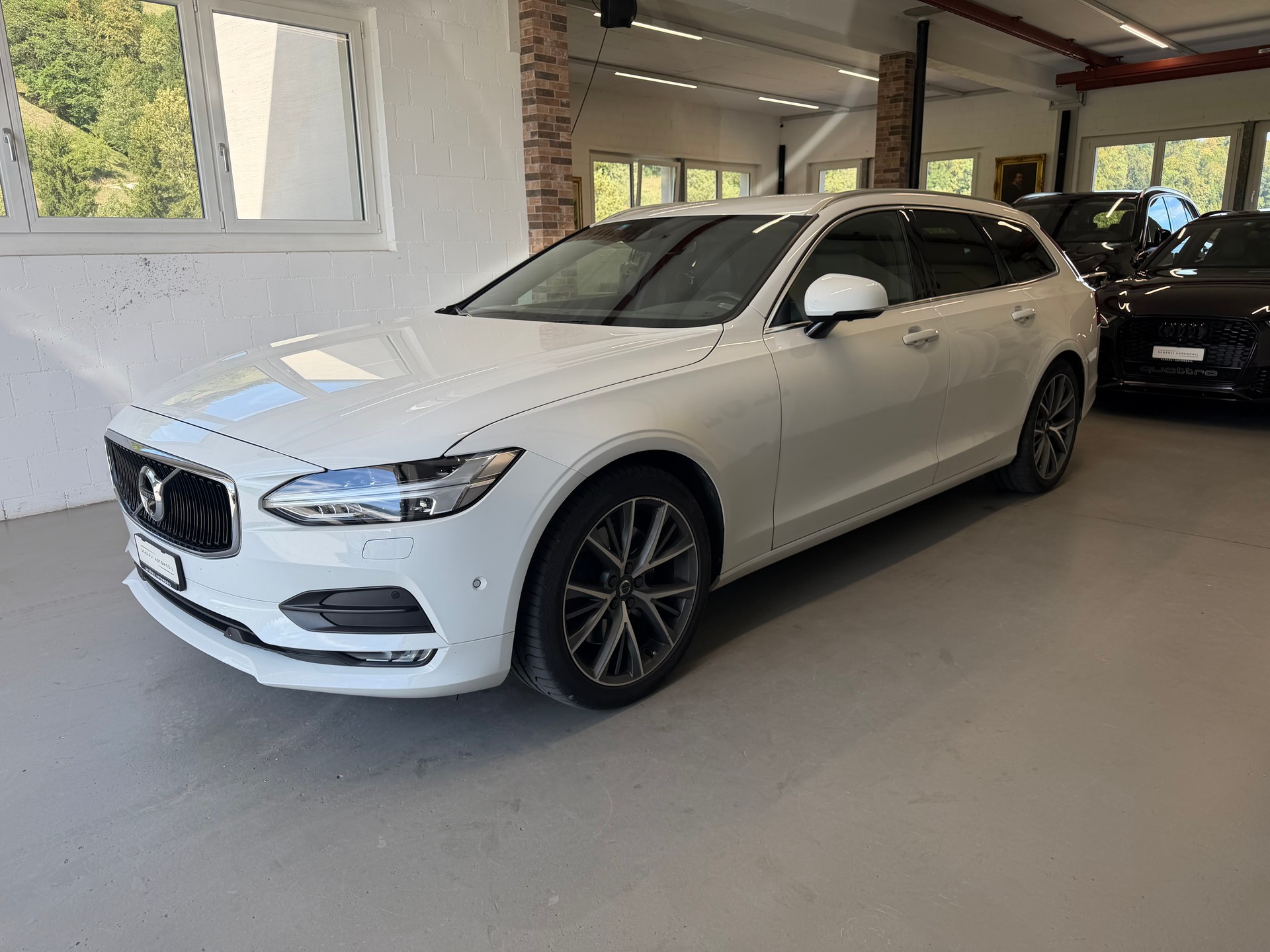 VOLVO V90 D5 AWD Momentum Geartronic Powerpulse-image-1