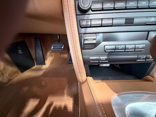 PORSCHE 911 Carrera Cabrio-image-9