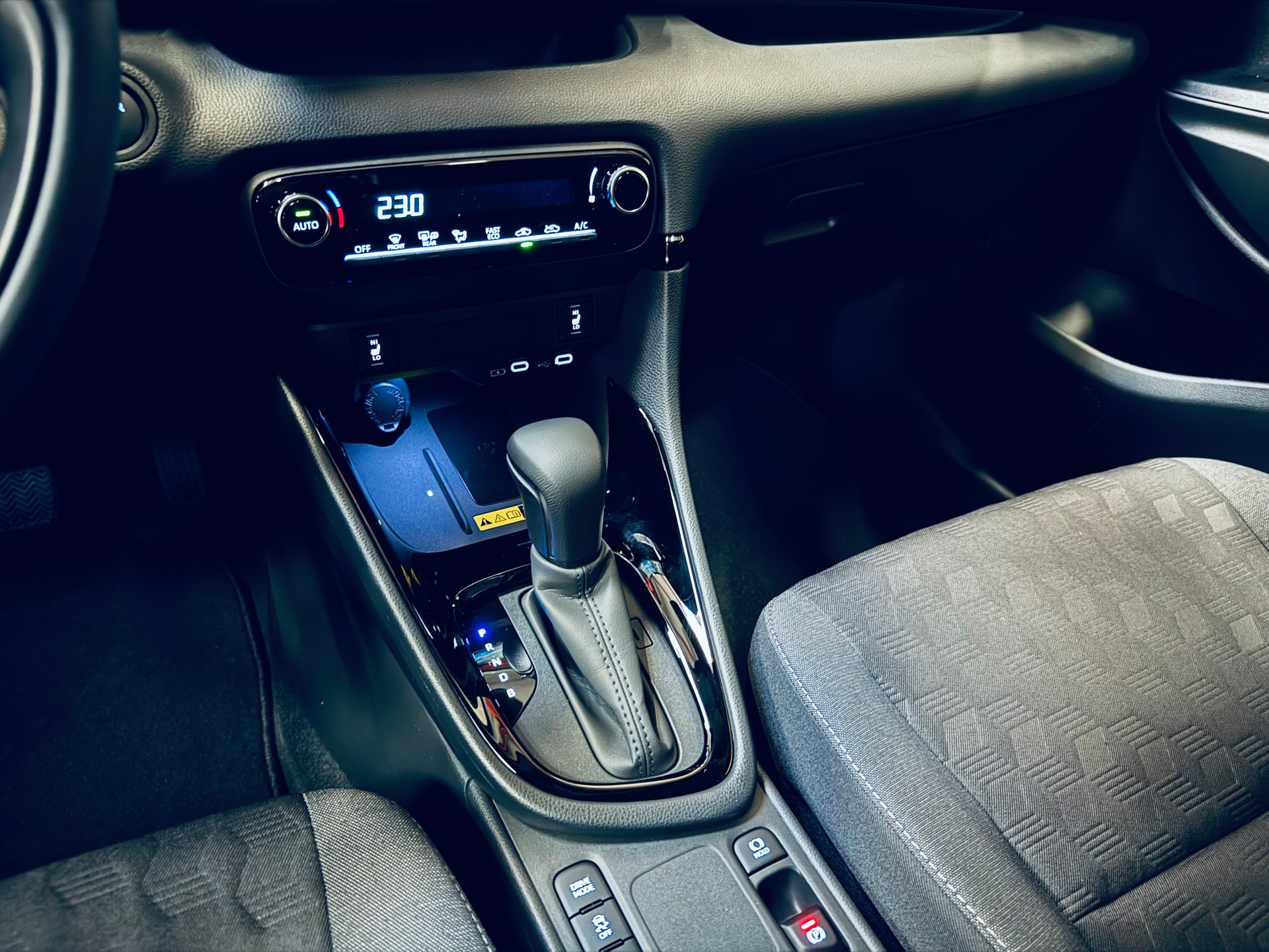 TOYOTA Yaris 1.5 Trend e-CVT-image-17