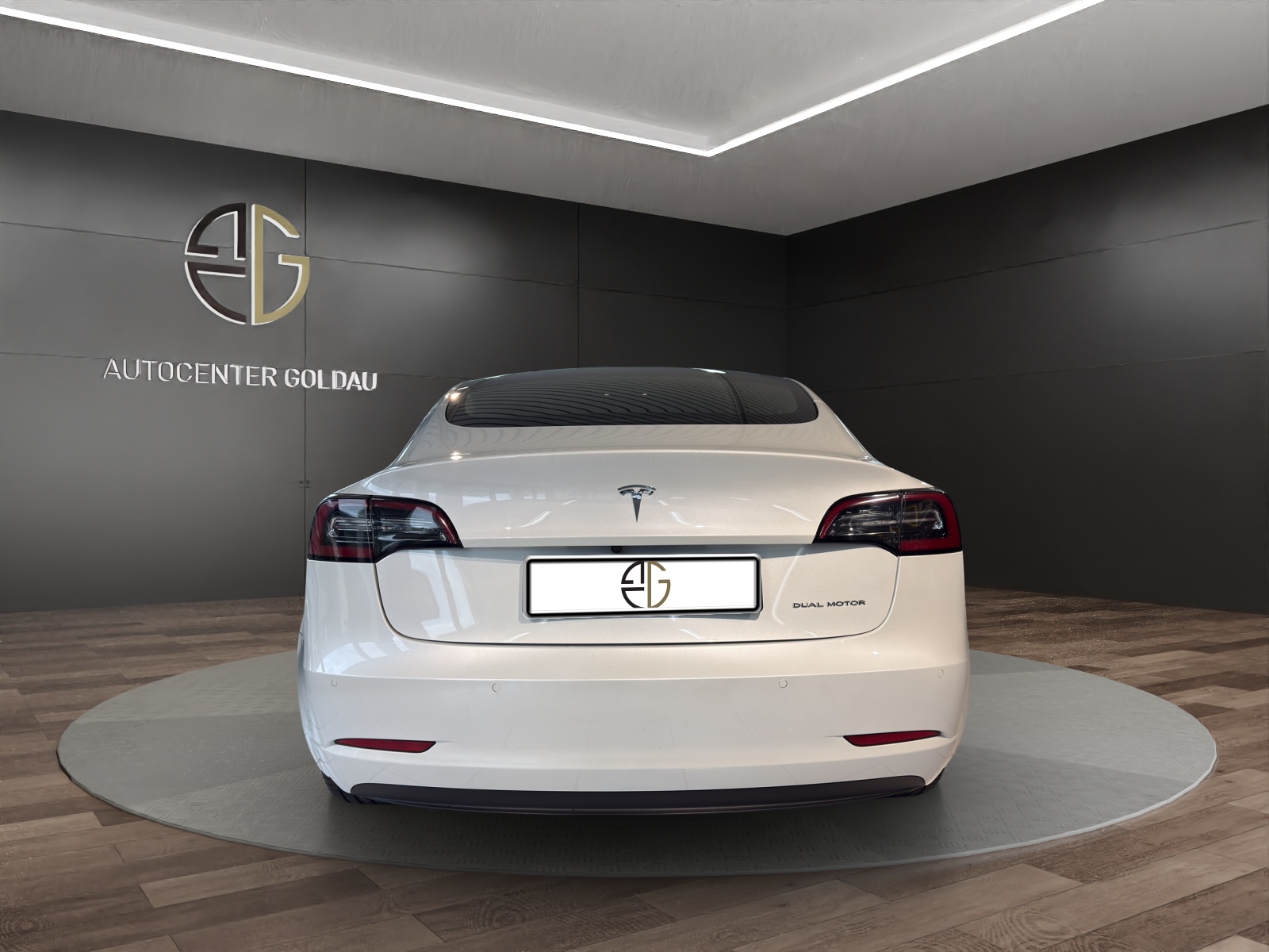 TESLA Model 3 Long Range Dual Motor AWD-showroom-element-2