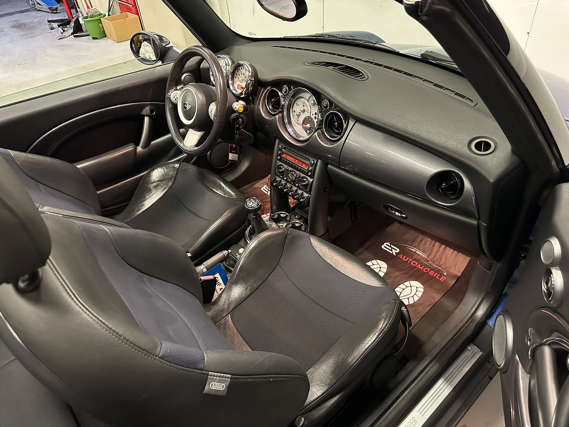 MINI Cooper Cabriolet-image-12