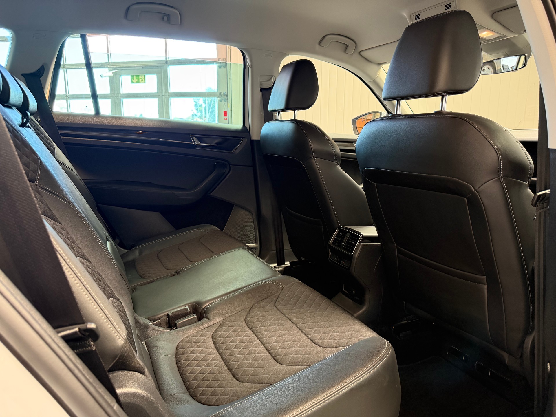 SKODA Kodiaq 2.0 TDI SCR Style 4x4 DSG frisch ab Service & MfK-image-13
