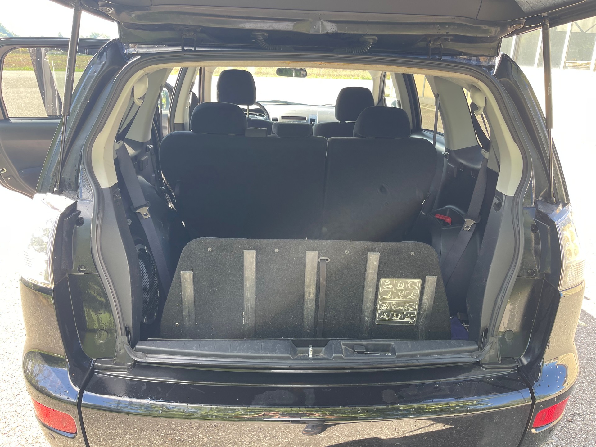 MITSUBISHI Outlander 2.0 DID Instyle 4WD-image-9
