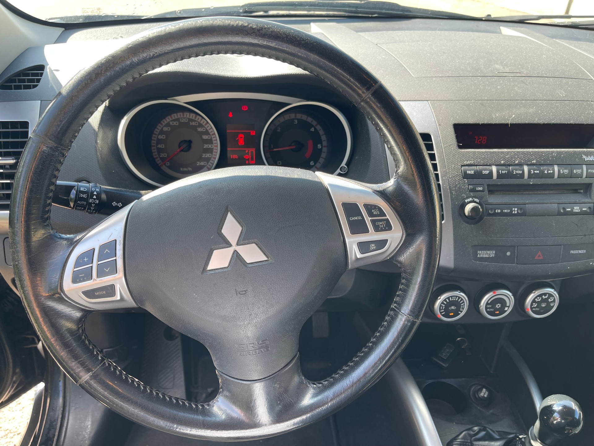 MITSUBISHI Outlander 2.0 DID Instyle 4WD-image-11