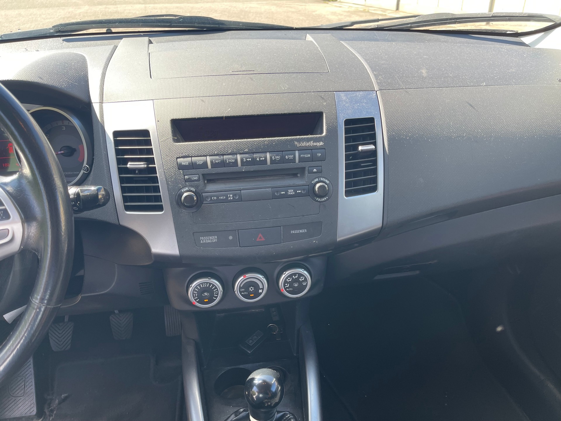 MITSUBISHI Outlander 2.0 DID Instyle 4WD-image-10