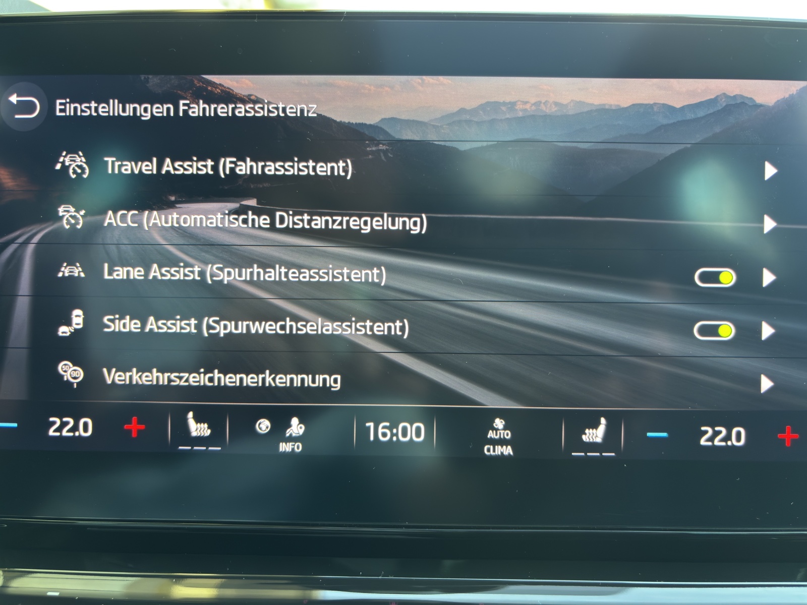 SKODA Octavia Combi 2.0 TDI DSG RS 4x4 mit AHK & Panorama-Ausstell-/Schiebedach & Rückfahrkamera-image-24
