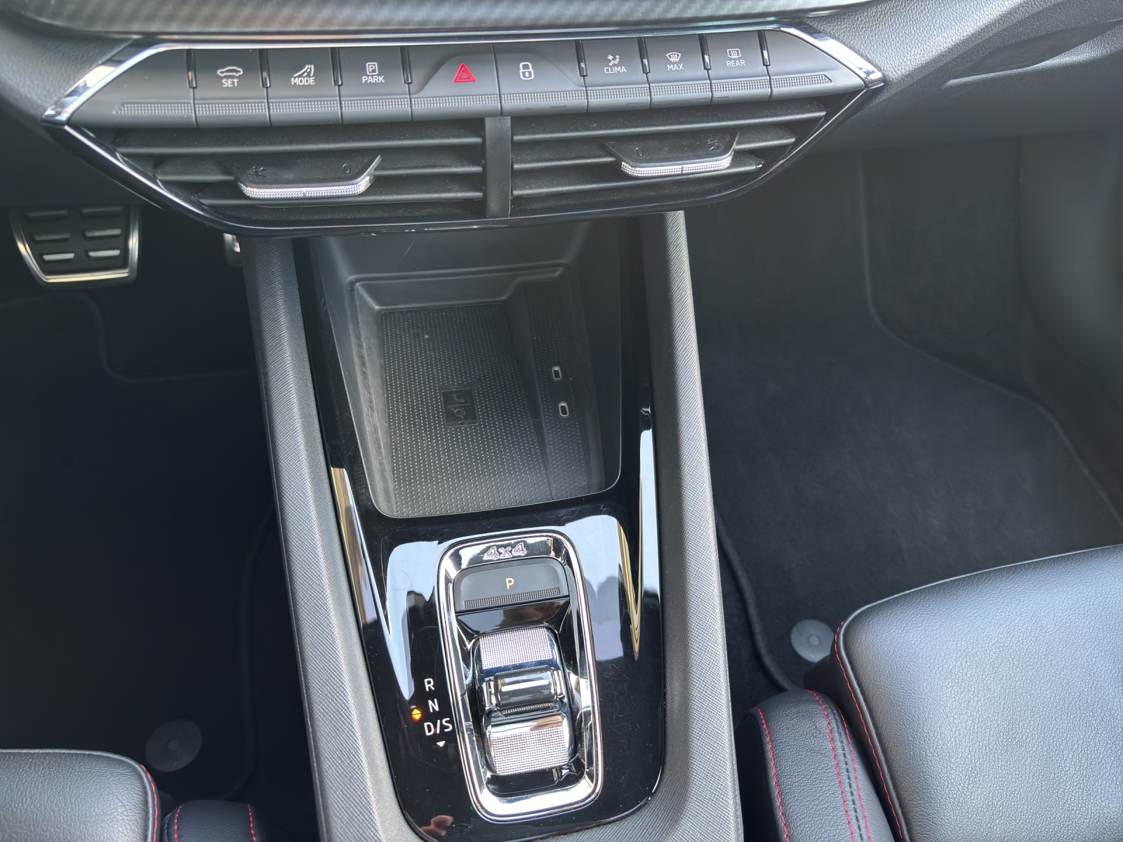 SKODA Octavia Combi 2.0 TDI DSG RS 4x4 mit AHK & Panorama-Ausstell-/Schiebedach & Rückfahrkamera-image-17