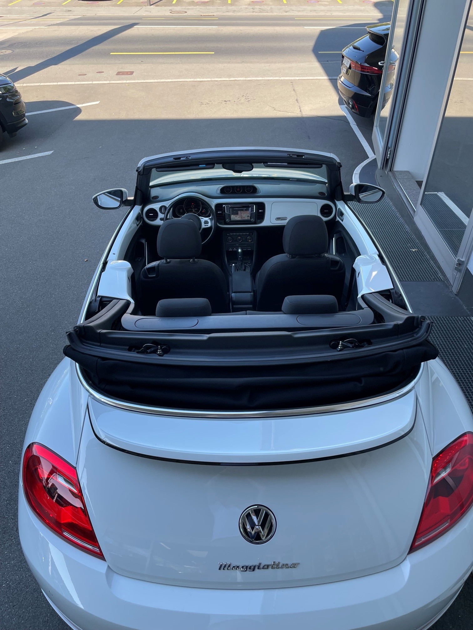 VW Beetle Cabriolet 1.2 TSI BlueMT Design DSG-image-23