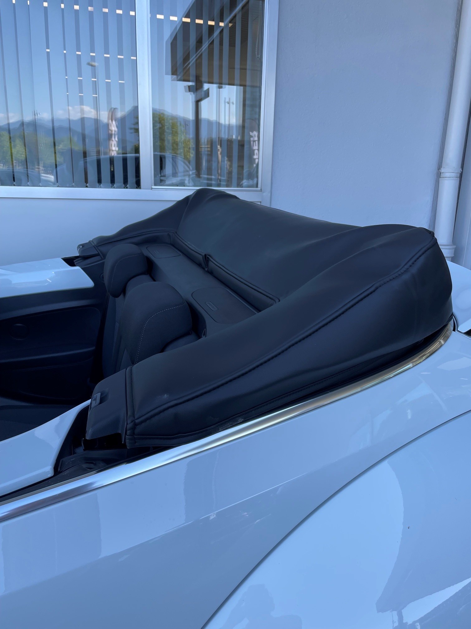 VW Beetle Cabriolet 1.2 TSI BlueMT Design DSG-image-22