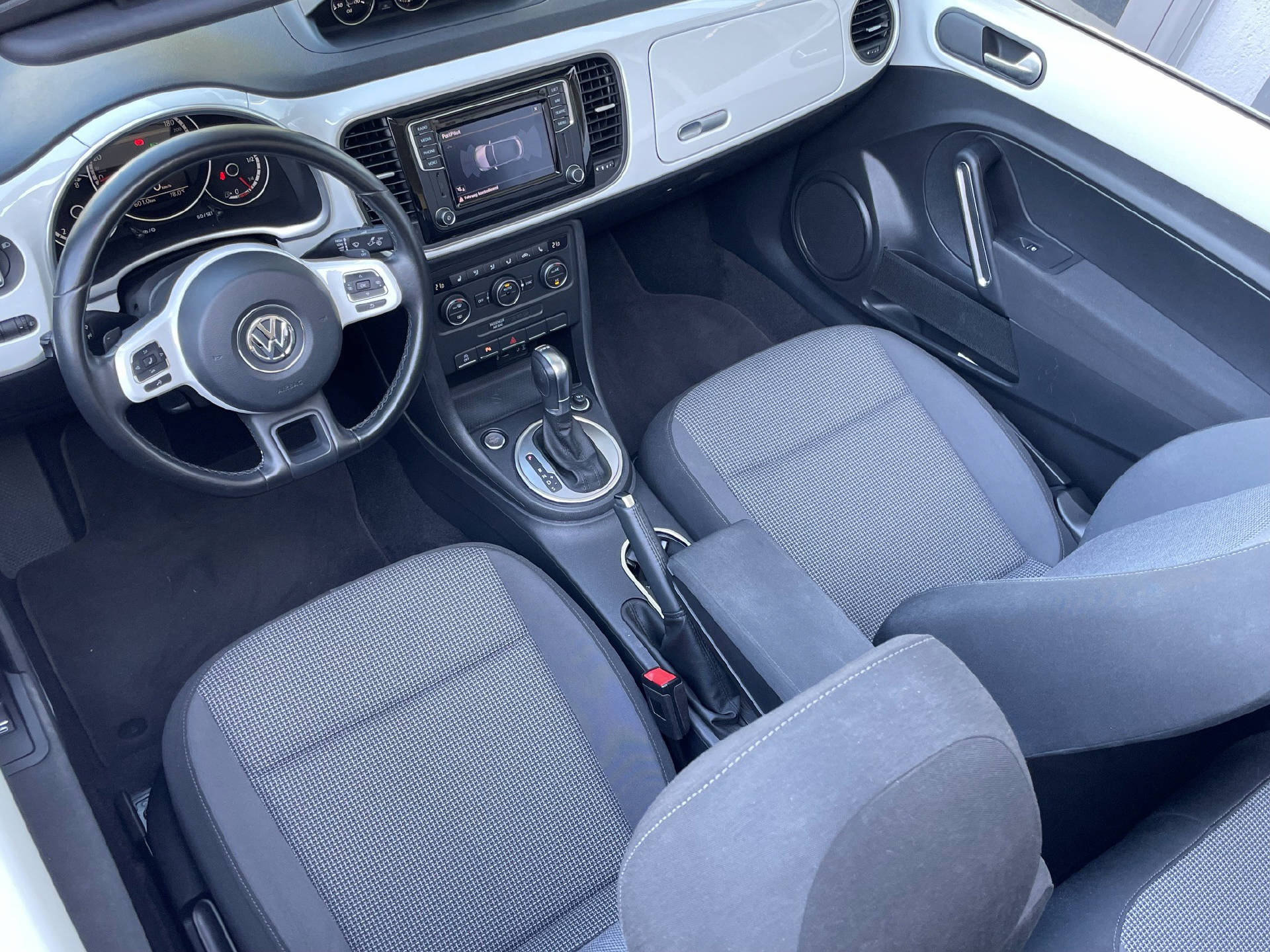 VW Beetle Cabriolet 1.2 TSI BlueMT Design DSG-image-6