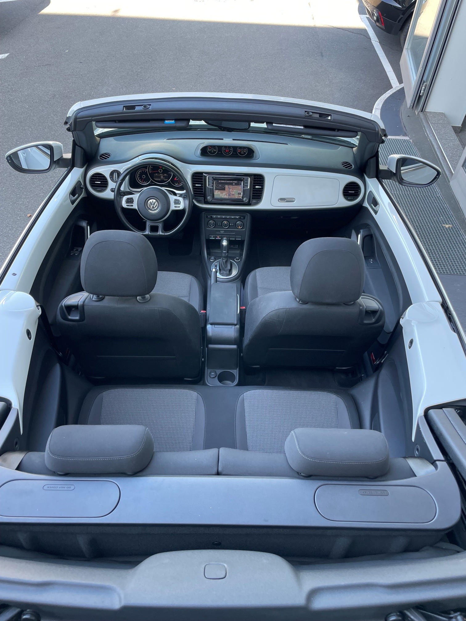 VW Beetle Cabriolet 1.2 TSI BlueMT Design DSG-image-14