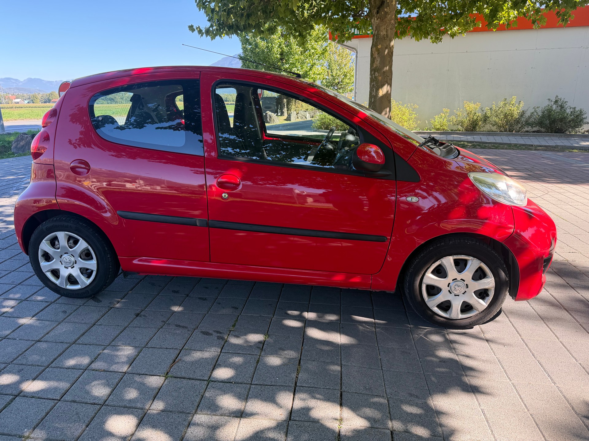 PEUGEOT 107 1.0 Swiss Edition BMP5-image-1