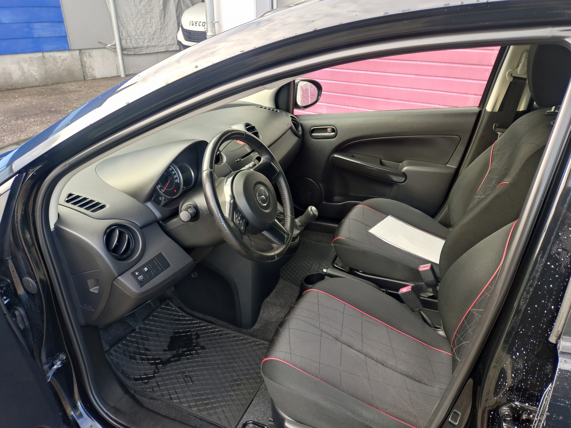 MAZDA 2 1.3i 16V Voila ma Suisse Edition-image-8