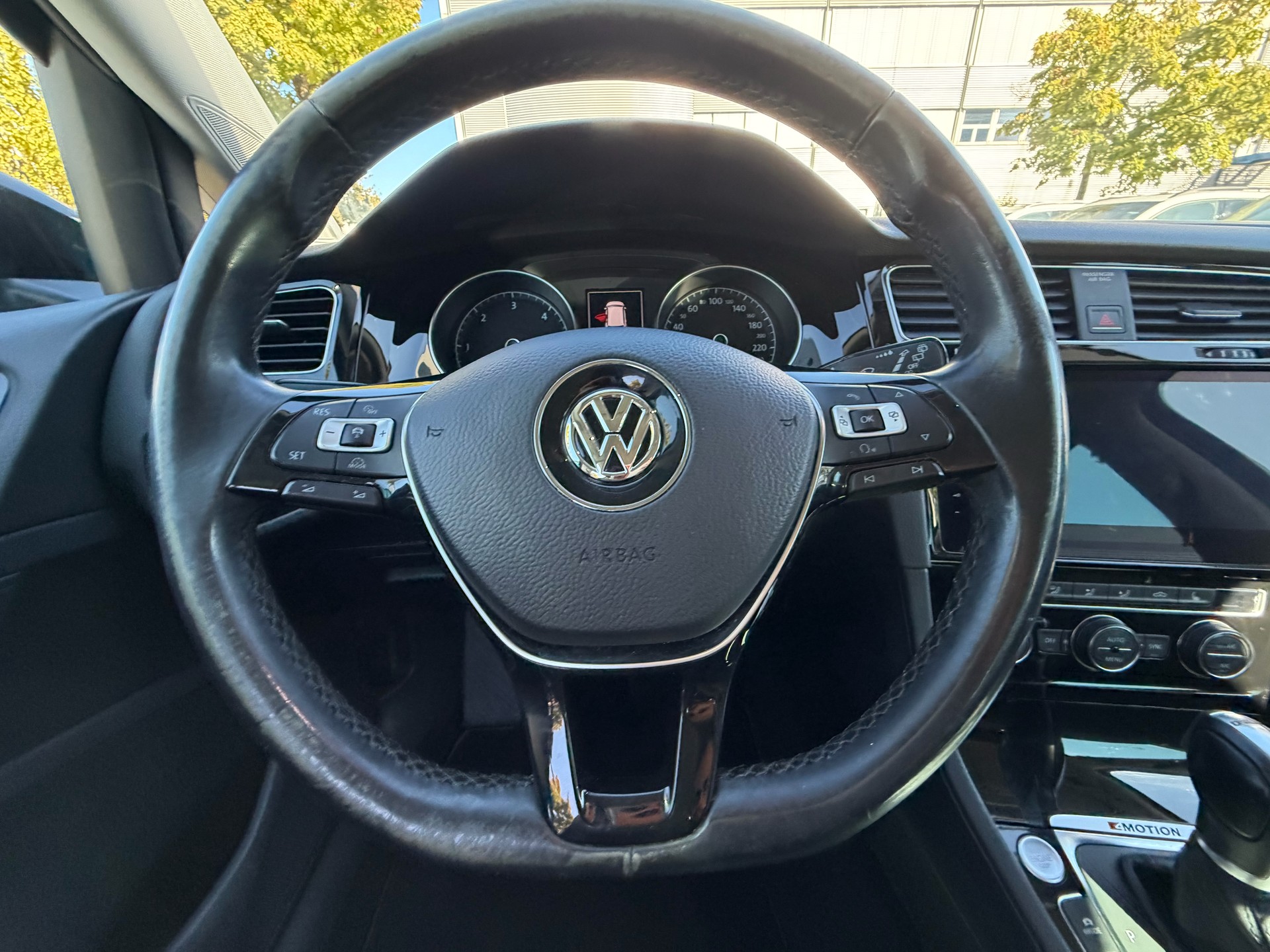 VW Golf Variant 2.0 TDI Highline 4Motion DSG-image-11