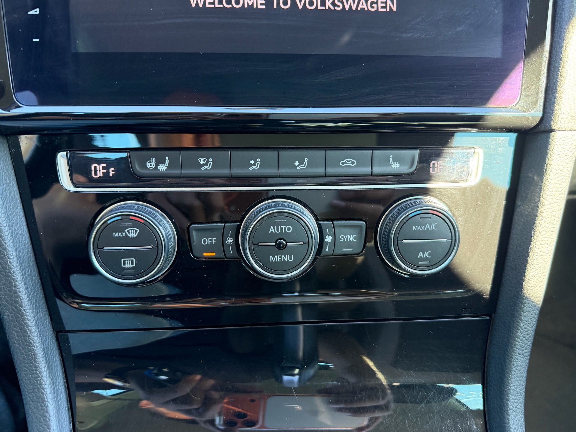 VW Golf Variant 2.0 TDI Highline 4Motion DSG-image-17