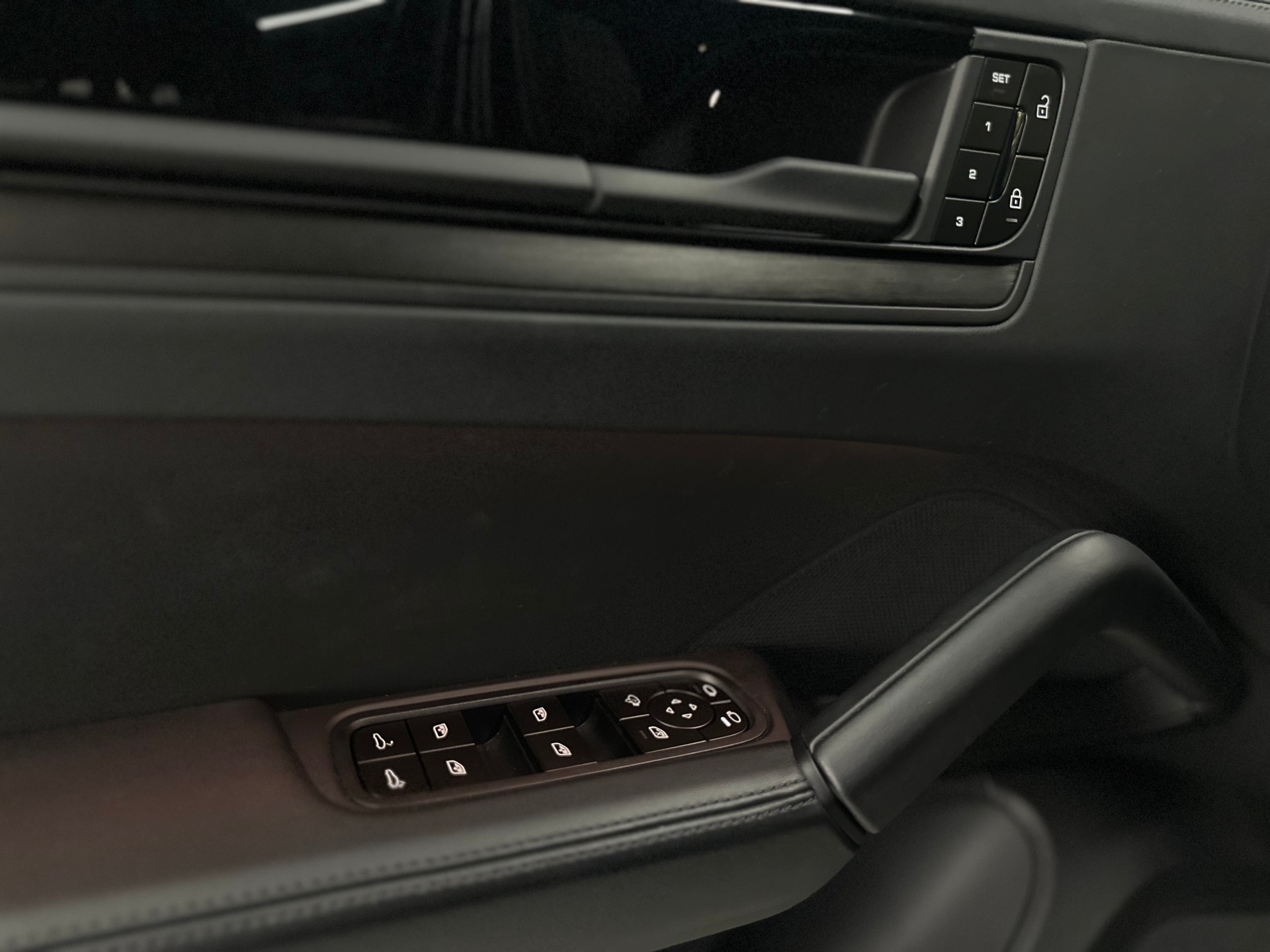 PORSCHE Cayenne GTS Tiptronic-image-12