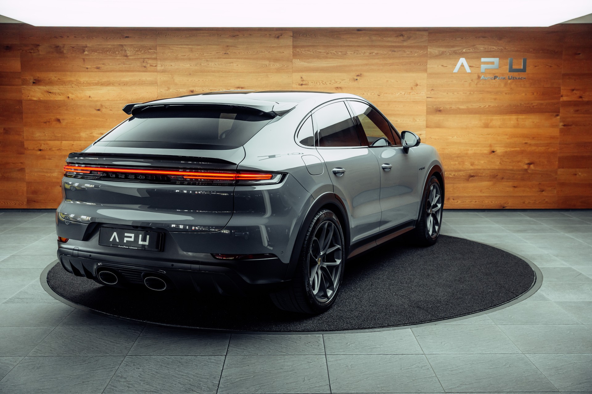 PORSCHE Cayenne Turbo E-Hybrid mit GT-Paket Arktikgrau-image-1