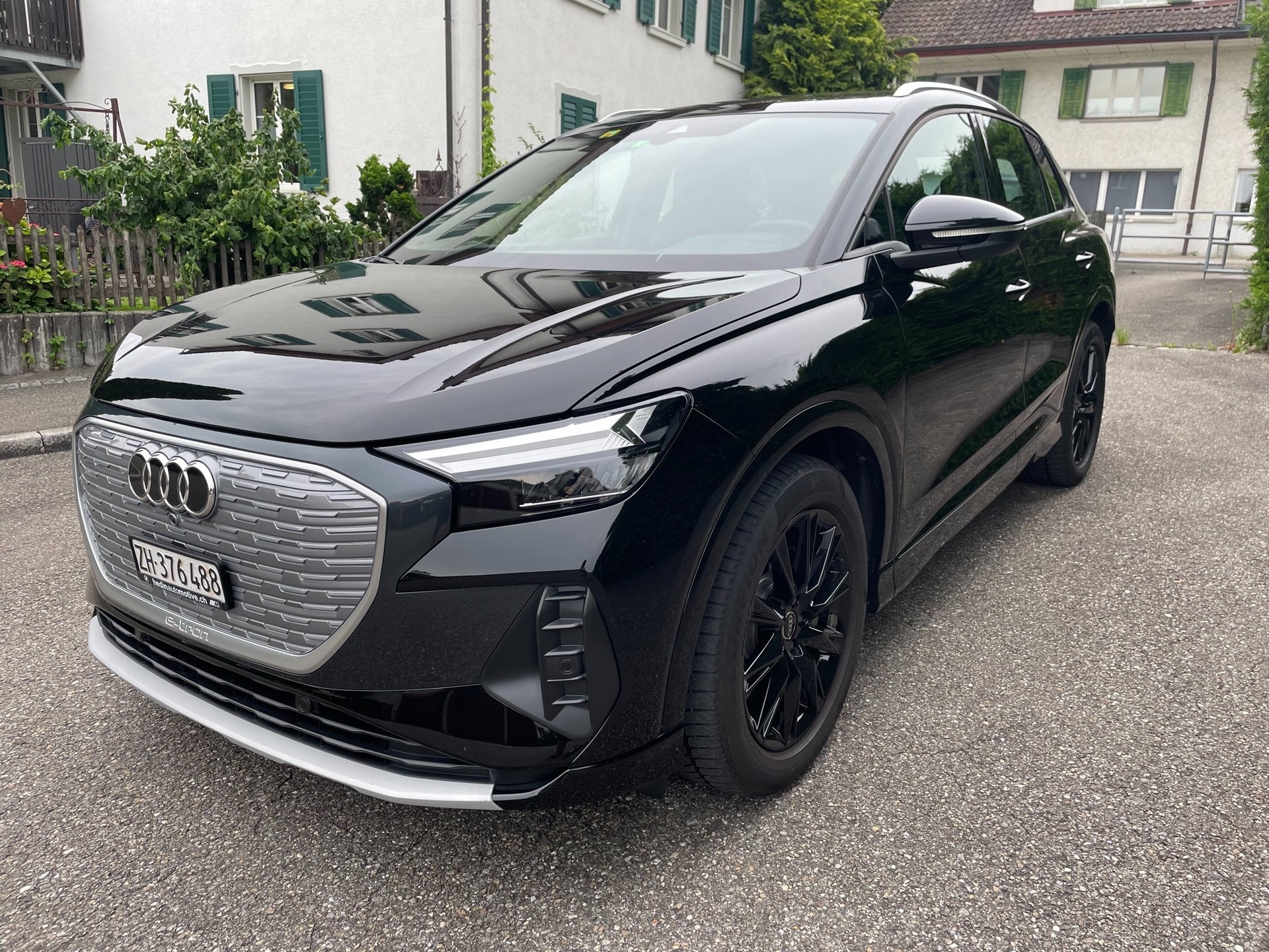 AUDI Q4 e-tron 50 quattro-image-4
