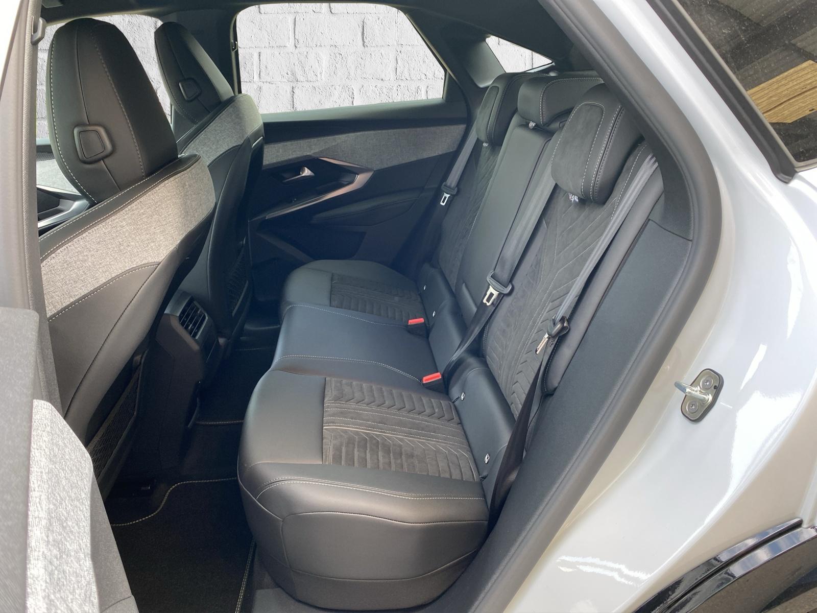 PEUGEOT 3008 e-GT-image-9